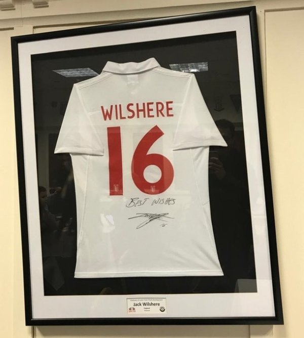 Reporter: Luton’s home court still has the old jersey of new coach Wilshere, who was a member of the team’s youth training